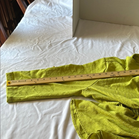 Chic Lime Green Blouse - Picture 7 of 7